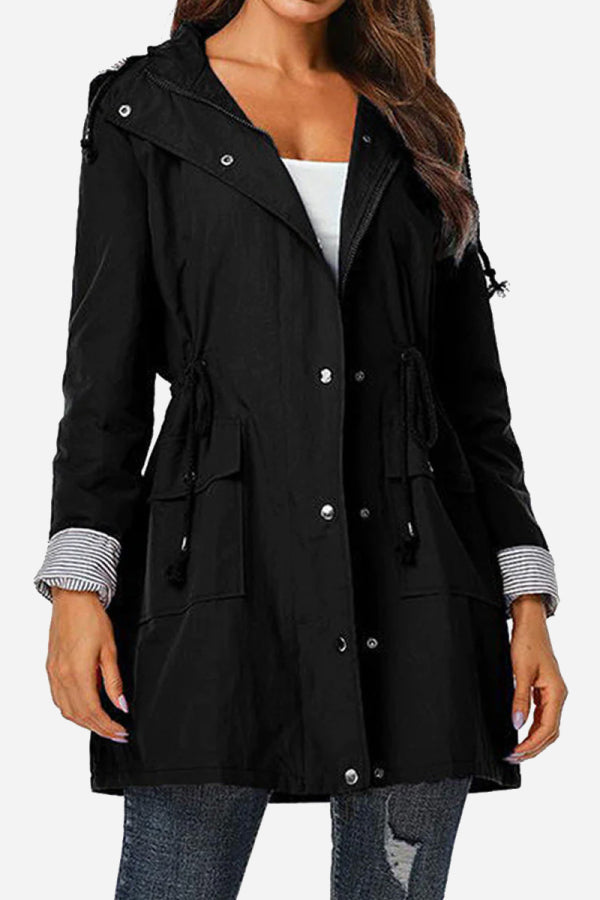 Chaqueta ligera para mujer con capucha y cordón ajustable – TAMIRA LightShield
