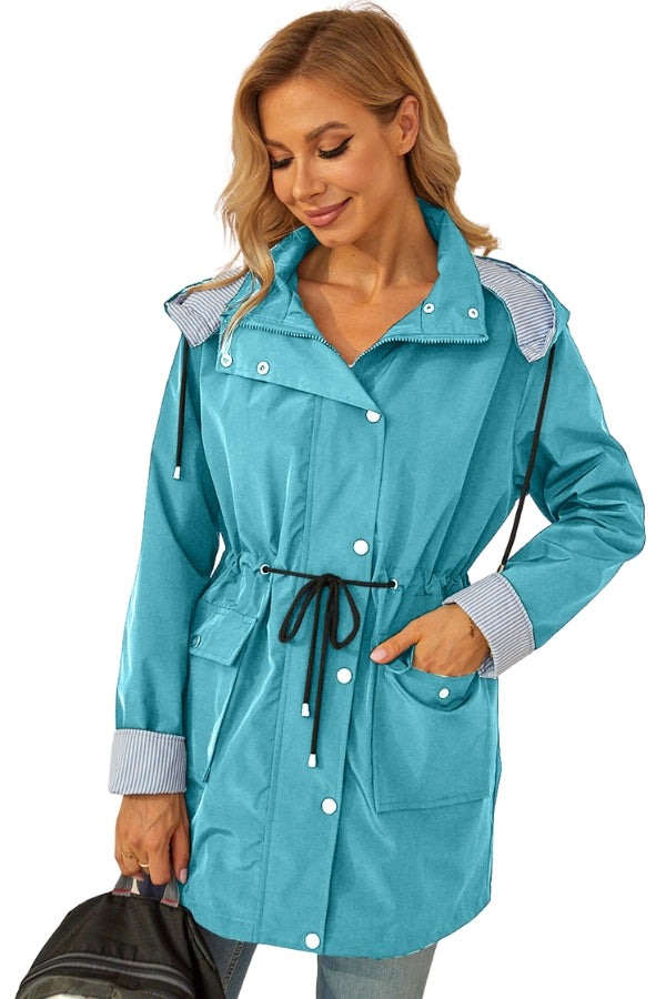 Chaqueta ligera para mujer con capucha y cordón ajustable – TAMIRA LightShield