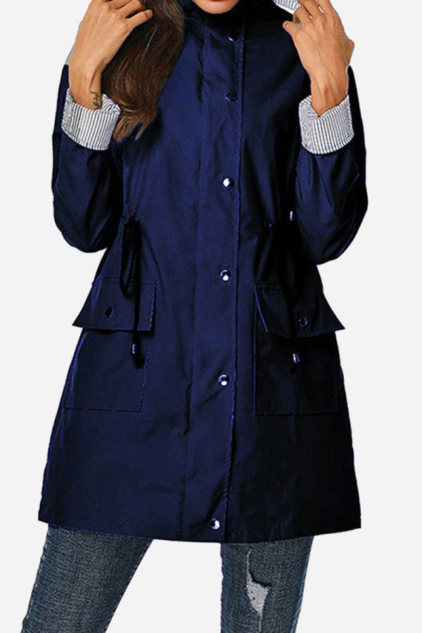 Chaqueta ligera para mujer con capucha y cordón ajustable – TAMIRA LightShield