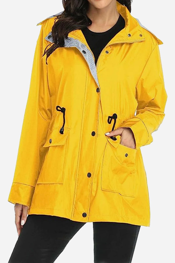 Chaqueta ligera para mujer con capucha y cordón ajustable – TAMIRA LightShield