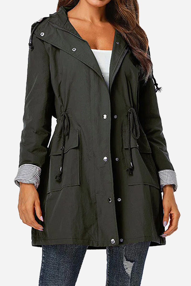 Chaqueta ligera para mujer con capucha y cordón ajustable – TAMIRA LightShield