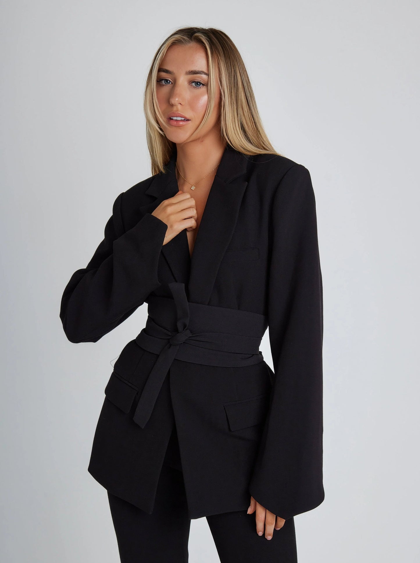 CAROL – Blazer elegante a medida con cinturón para mujer