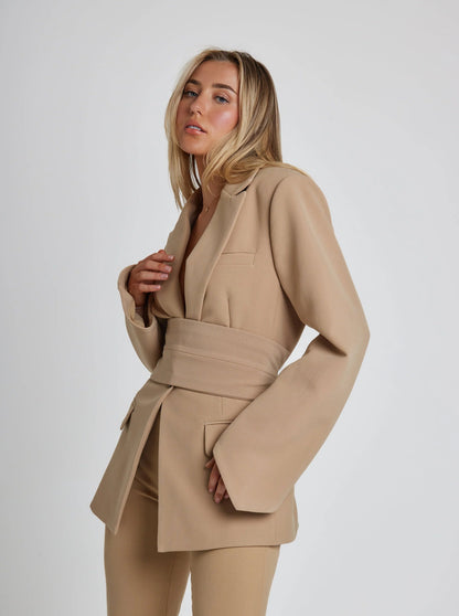 CAROL – Blazer elegante a medida con cinturón para mujer