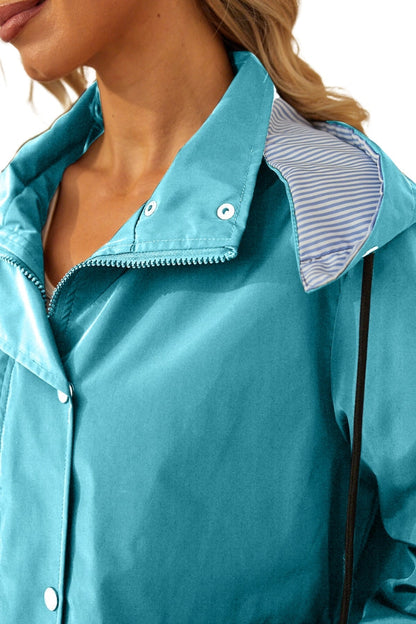 Chaqueta ligera para mujer con capucha y cordón ajustable – TAMIRA LightShield