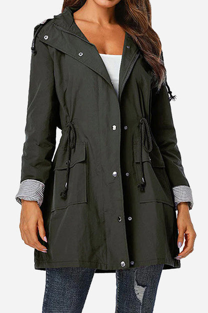 Chaqueta ligera para mujer con capucha y cordón ajustable – TAMIRA LightShield