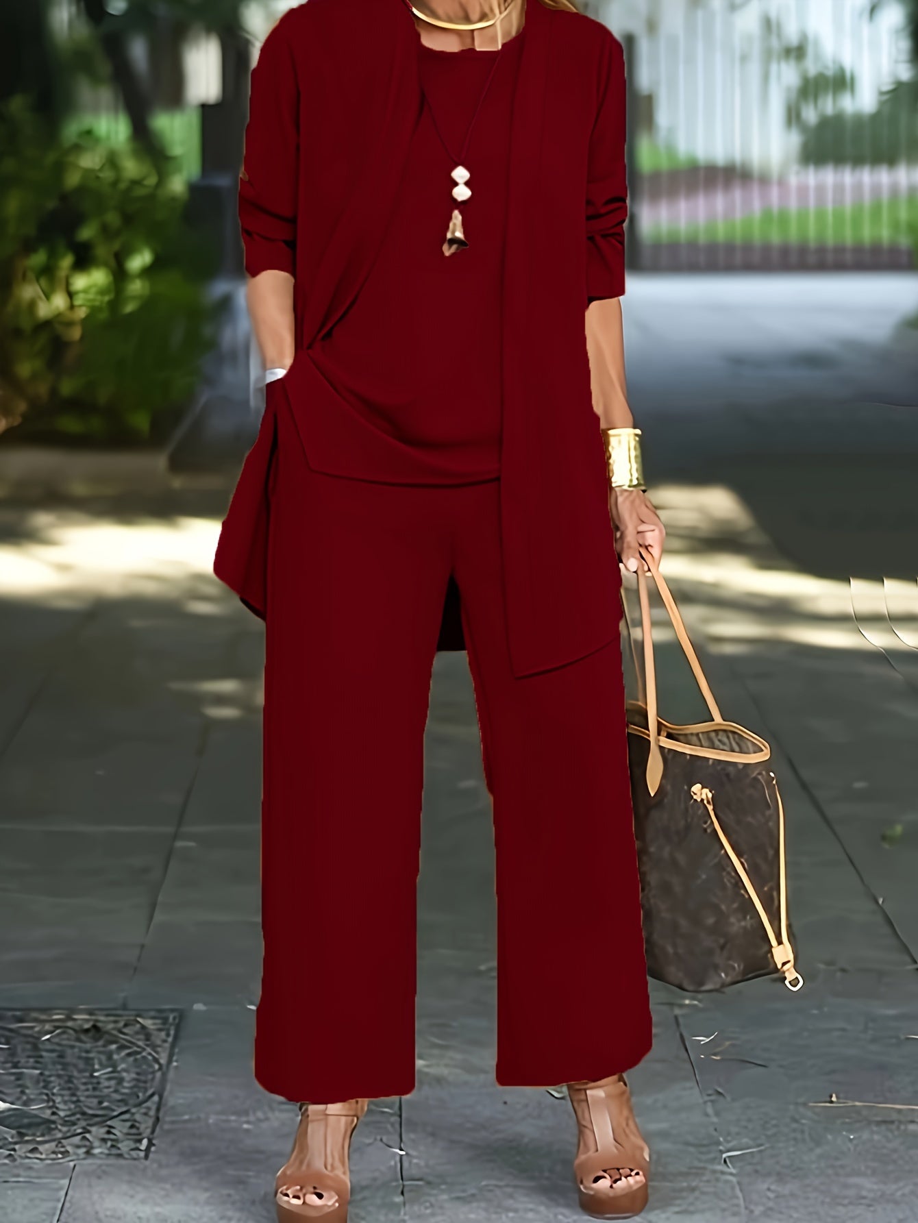 Conjunto chic de tres piezas con blazer, top y pantalón – LAYARA