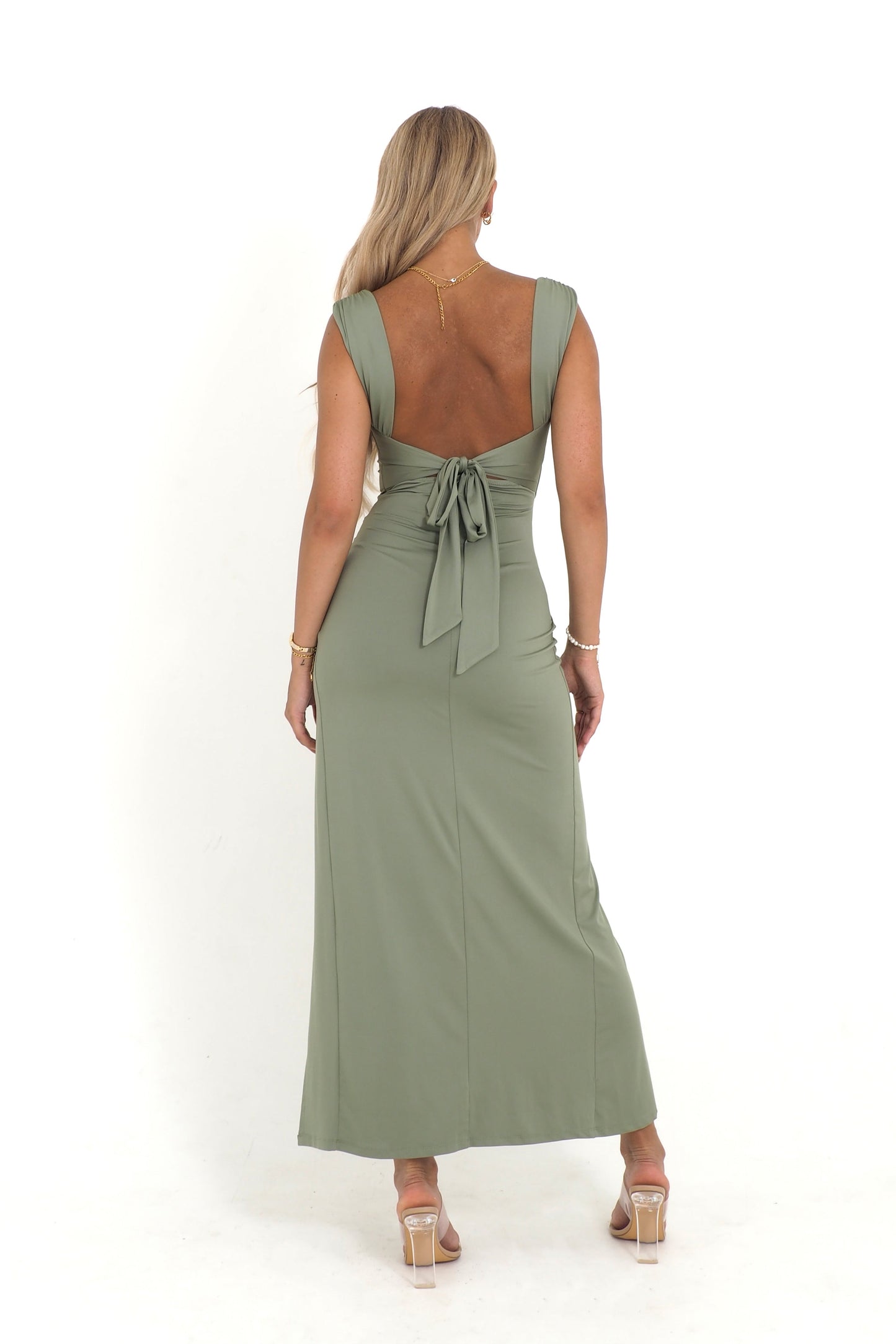 Vestido elegante de mujer con corte entallado y detalles sutiles – MILUA GraceLine