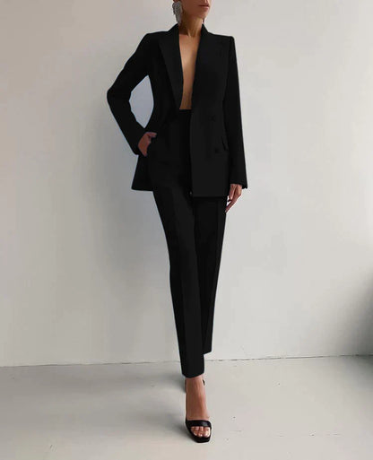Traje femenino de blazer cruzada y pantalón entallado – VALÉRIA