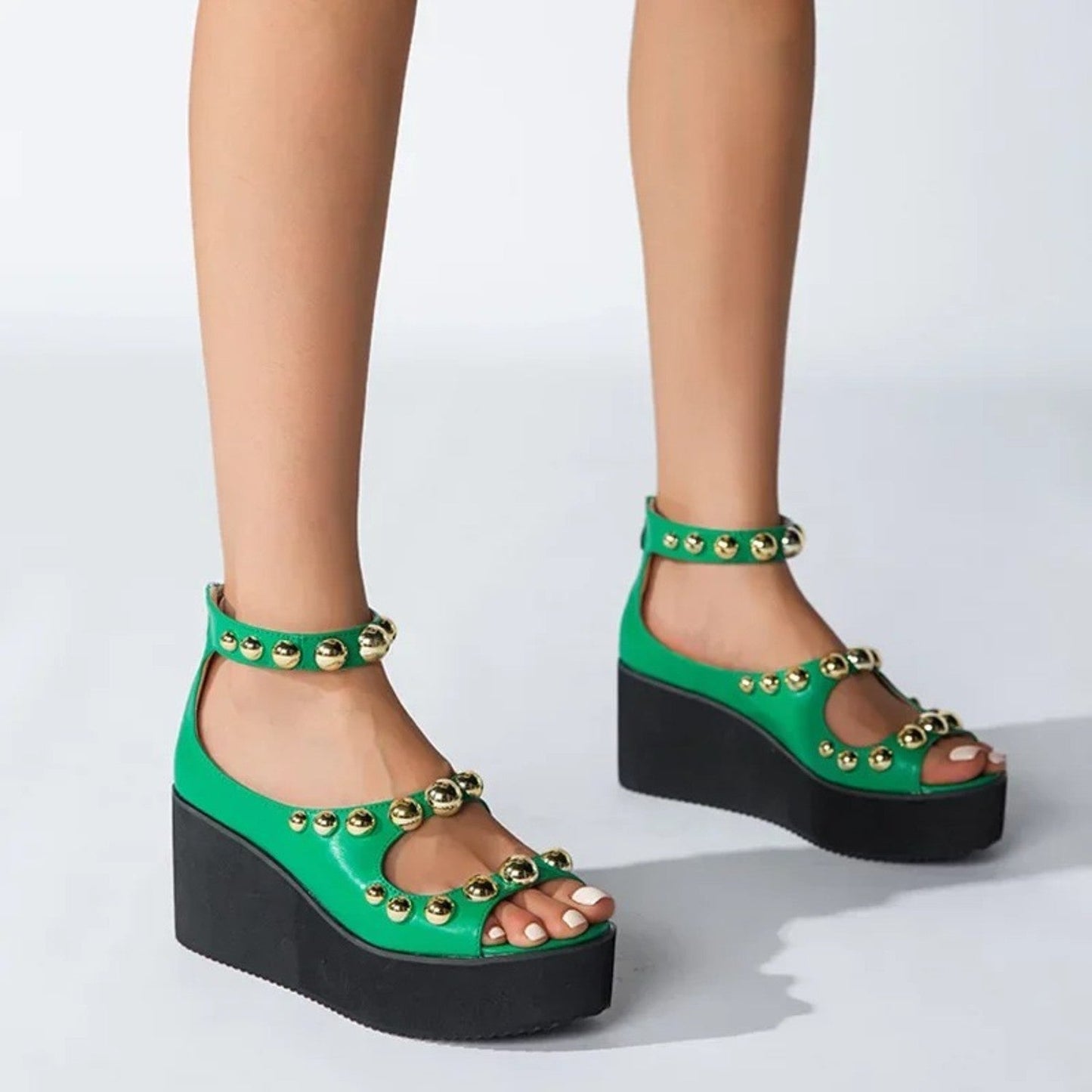 Sandalias doradas con suela gruesa y efecto plisado – Aurelya