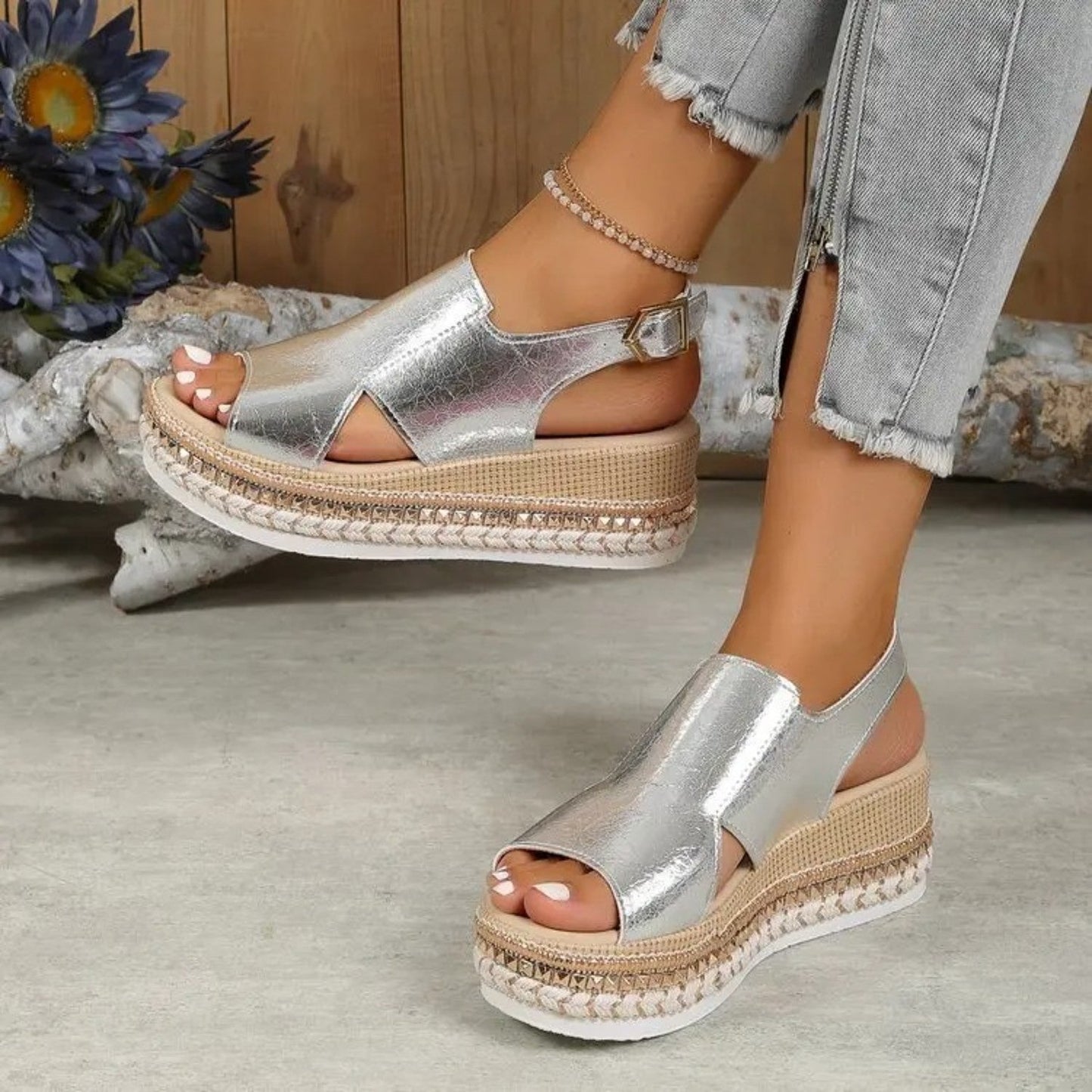 Sandalias doradas con suela gruesa y efecto plisado – Aurelya