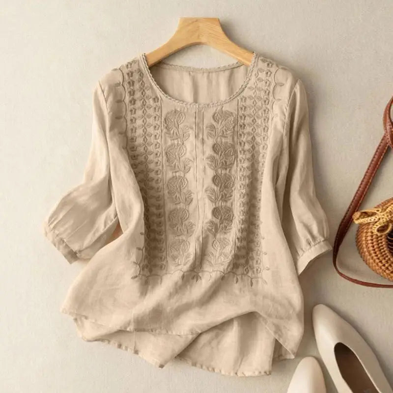 Blusa relajada con bordados artesanales y tejido ligero – AURORA