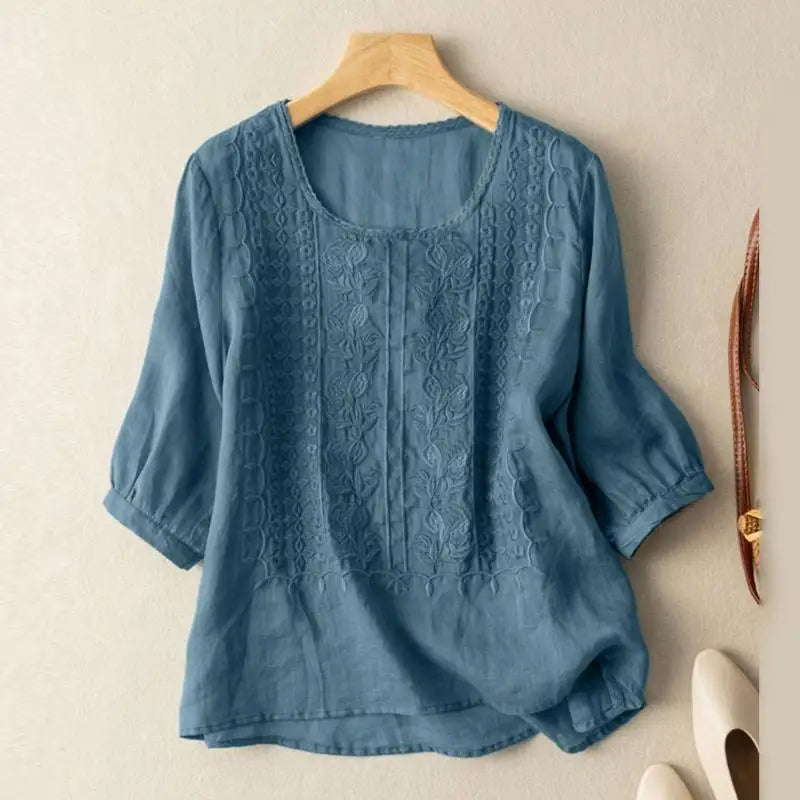 Blusa relajada con bordados artesanales y tejido ligero – AURORA